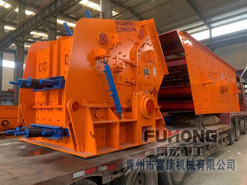 新款反擊破+石料振動(dòng)篩發(fā)貨現(xiàn)場